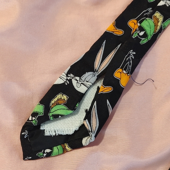 Official Looney Tunes Silk Tie with Bugs Bunny Daffy Duck Martian - Picture 6 of 6